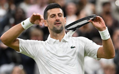 Djokovic làm động tác khiêu khích, chỉ trích thái độ của khán giả khi vào tứ kết Wimbledon