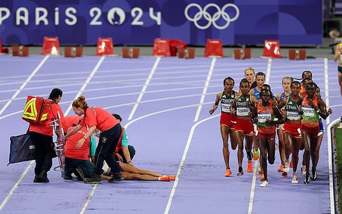 Cựu vô địch Pháp đổ gục khi đang thi đấu ở Olympic khiến khán giả lo lắng