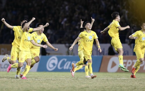 Ngược dòng thắng 3-1, đại diện Việt Nam đứng đầu Cúp Đông Nam Á, xếp trên nhà vô địch của Thái Lan