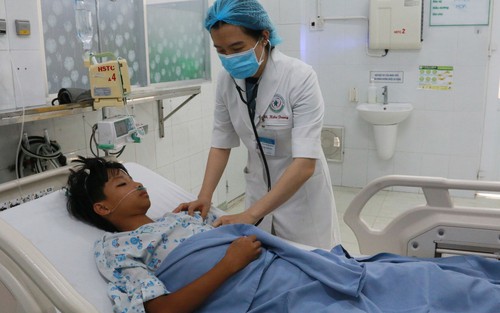 Cứu sống bé trai ngưng thở, ngưng tim 30 phút do bị sét đánh