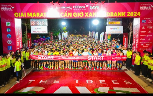 Chân chạy sinh viên tỏa sáng trên đường chạy marathon