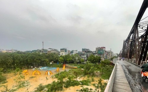 Dừng chạy tàu qua cầu Long Biên do ảnh hưởng bão số 3