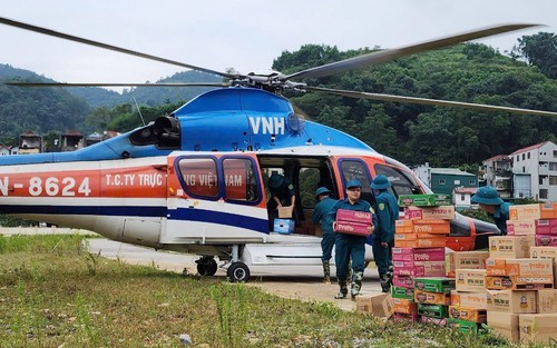 Không quân điều trực thăng bay Mi-171 bay cứu trợ đồng bào vùng lũ