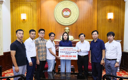 Liveshow "Dốc mộng mơ" của Duy Mạnh và Tuấn Hưng đã trao 3 tỷ đồng ủng hộ đồng bào vùng lũ