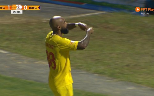 Sự cố đầu tiên của V-League xảy ra ngay vòng 1, khiến trận đấu bị gián đoạn 17 phút