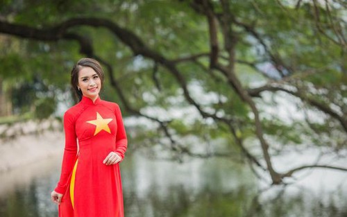 Người mẫu Khánh Huyền: “Sự lãng mạn và lòng dũng cảm sẽ chiến thắng”.
