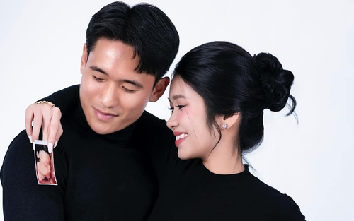 Trung vệ điển trai từng khoác áo ĐT Việt Nam khoe ảnh vợ bầu, fan khen nức nở bởi visual như diễn viên Hàn