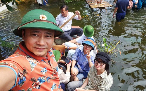 NSND Tự Long chèo thuyền cùng bạn thân NSND Xuân Bắc, làm điều ý nghĩa dịp Trung thu