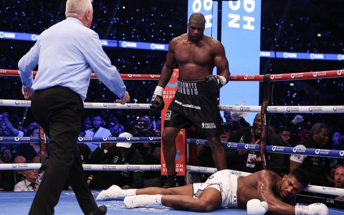 Võ sĩ 2 lần vô địch hạng thế giới nặng thua sốc khi tái xuất, bị hạ knock-out sau cơn mưa đòn 