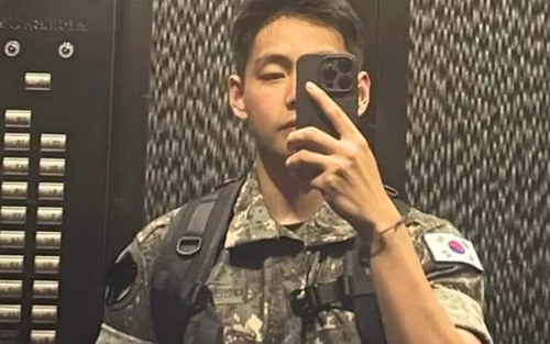 V BTS tạo trend dù vẫn đang phục vụ trong quân ngũ