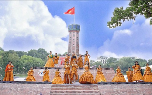 NTK Châu Loan ra mắt ba BST thời trang lấy cảm hứng từ mùa Thu Hà Nội