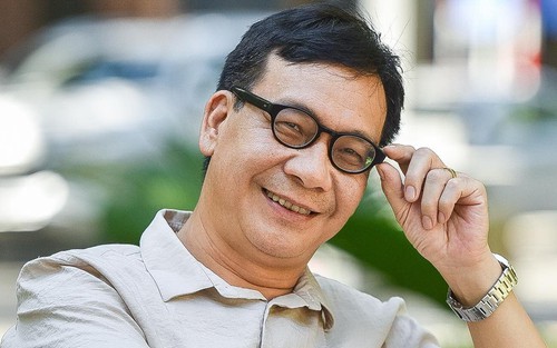 Hôn nhân kín tiếng của ông Vinh phim 'Đi giữa trời rực rỡ'