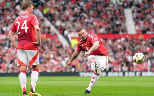 Rooney lập siêu phẩm đá phạt, Paul Scholes tái xuất ở Old Trafford trong trận đấu của Các huyền thoại MU