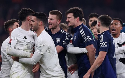 Maguire mắng Kai Havertz bằng 3 từ trong màn ẩu đả dẫn đến quả phạt đền gây tranh cãi