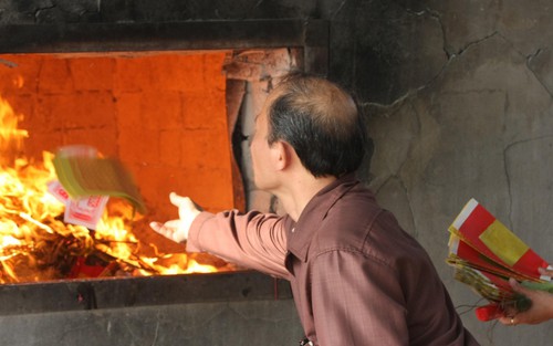 Phòng ngừa nguy cơ cháy nổ khi thắp hương, đốt vàng mã trong dịp Tết