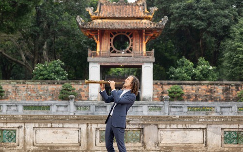 Nghệ sĩ saxophone Kenny G: Dịu dàng trong âm nhạc, kiên định trong cuộc sống