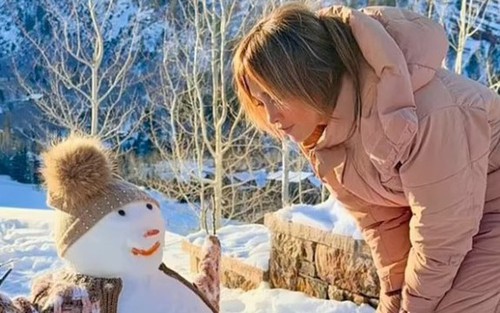 Jennifer Lopez khiến mạng xã hội "dậy sóng" khi đăng ảnh gợi cảm đón năm mới
