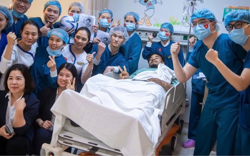 Xuân Son phẫu thuật thành công sau hơn 1 tiếng, hát Quốc ca Việt Nam và tuyên bố sẽ sớm trở lại