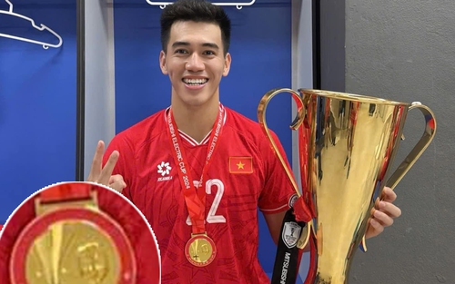 Tiến Linh gặp sự cố dở khóc dở cười về tấm HCV AFF Cup 2024
