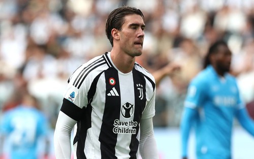 Khi Vlahovic 'đau bụng'