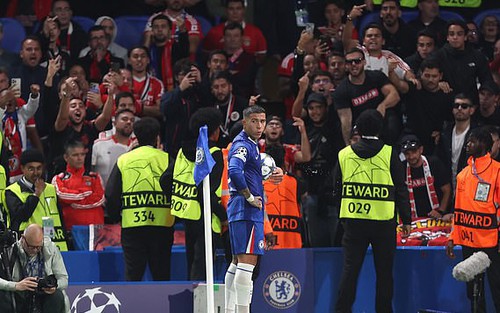 Sao Chelsea bị CĐV ném chai lọ, HLV Mourinho đứng ra giải cứu