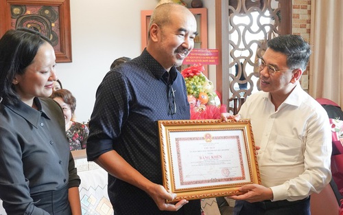 Đạo diễn Bùi Thạc Chuyên nhận bằng khen từ UBND TP. HCM cho phim 'Địa đạo'
