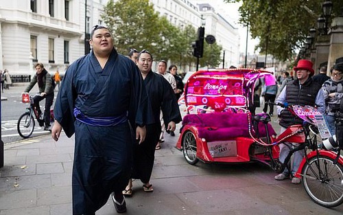 Dàn võ sĩ sumo khổng lồ gây cơn sốt tại London, khán giả được cảnh báo nguy cơ bị... đè bẹp