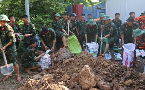 Tình người trong bão lũ: Gian nan nhưng không đơn độc