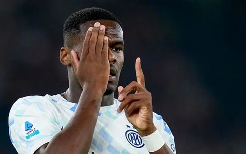 Tân binh Bonny lập kỷ lục, Inter thắng nghẹt thở Roma để lên đầu bảng Serie A