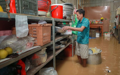 Người dân Hà Nội vất vả ứng phó với nước sông Hồng dâng cao