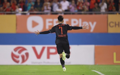 Ngôi sao của Ninh Bình ăn mừng theo phong cách Ronaldo sau khi phá lưới đội bóng cũ ở V-League