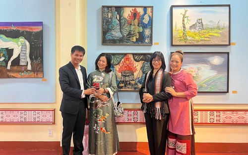 Triển lãm “Về miền đất đỏ” tôn vinh nữ họa sĩ ba miền