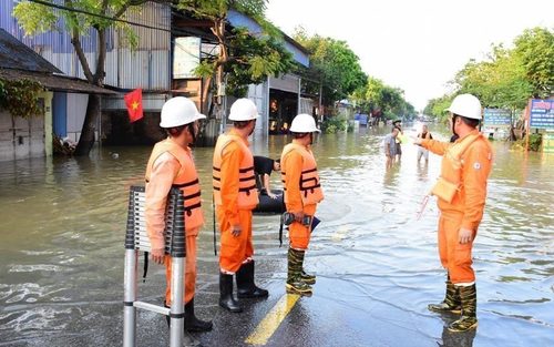 Hà Nội khôi phục điện, hỗ trợ người dân vùng ngập úng khi nước rút​