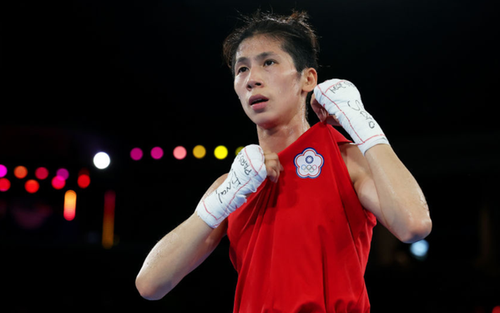 Nhà vô địch Olympic gây tranh cãi giới tính trở lại võ đài, hạ gục đối thủ nữ chỉ sau 94 giây