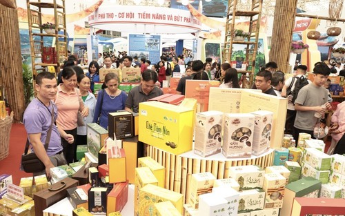 Không khí sôi động của Hội chợ mùa Thu 2025 ngay ngày đầu mở cửa đón du khách