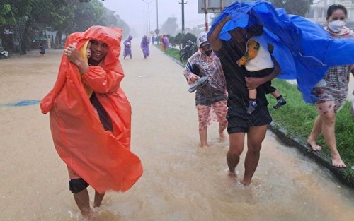 Người dân Đà Nẵng sơ tán tránh lũ 