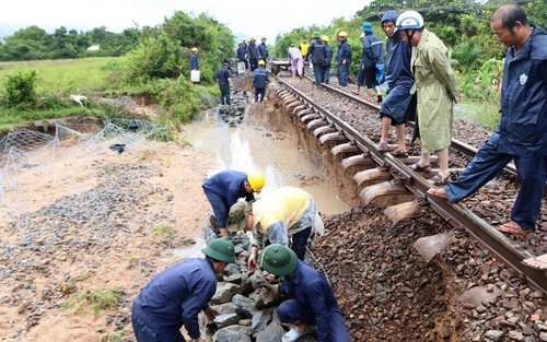 Tiếp tục ngừng chạy nhiều đôi tàu hoả do mưa lũ ở miền Trung