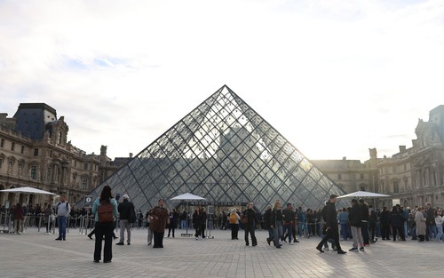 Pháp truy tố các nghi phạm trong vụ trộm tại Bảo tàng Louvre