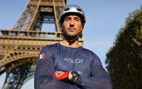 Pháp: Kỷ lục thế giới leo tháp Eiffel bằng xe đạp