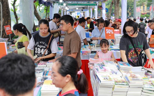 Hội sách Hà Nội 2025 lần thứ X - năm 2025 "Thăng Long - Hà Nội - Khát vọng vươn mình" 