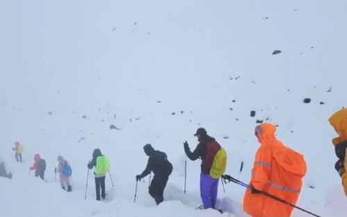 Giải cứu hàng trăm du khách mắc kẹt trên đỉnh Everest do bão tuyết