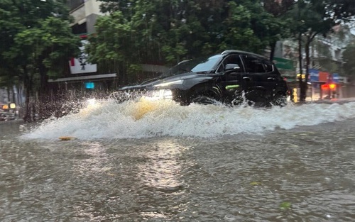 VIDEO Hà Nội mưa lớn, nhiều tuyến đường ngập lụt