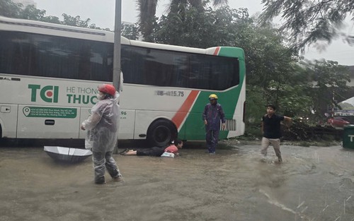 Xử lý sự cố rò điện ở khu vực ngập nước trên phố Hà Nội