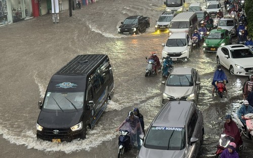 Hà Nội kích hoạt các phương án ứng phó, tập trung tiêu úng tại 90 vị trí ngập nước