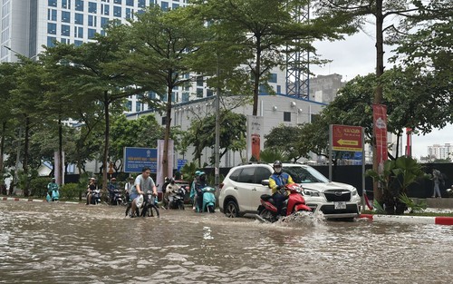 Nhiều tuyến đường tại Hà Nội vẫn ngập sâu