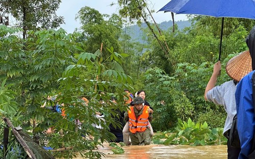 Thái Nguyên cứu hộ khẩn cấp 270 học sinh bị mắc kẹt trong trường do mưa lũ