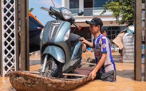 Hình ảnh nước sông Cầu dâng cao, nhiều xã chìm trong biển nước, người dân di dời tài sản