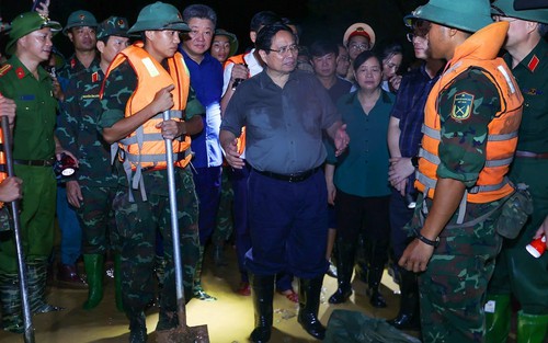 Trong đêm, Thủ tướng Phạm Minh Chính kiểm tra công tác ứng phó mưa lũ tại vùng ven sông của Hà Nội