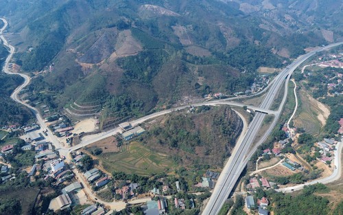Thí điểm phân làn trên cao tốc Nội Bài - Lào Cai: Giảm nguy cơ va chạm, hạn chế ùn tắc