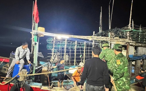 Ứng cứu 7 thuyền viên gặp nạn trên biển